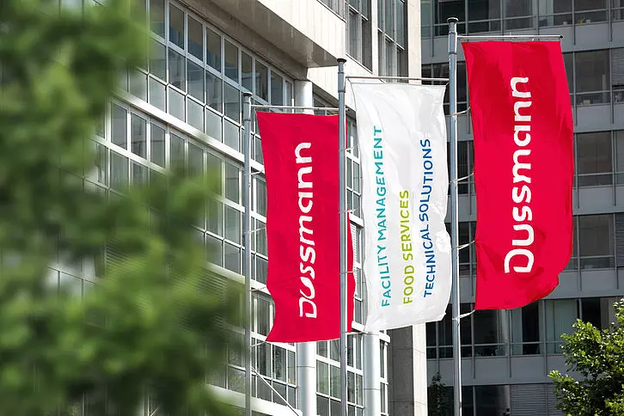 Flags with Dussmann logo  | © Dussmann